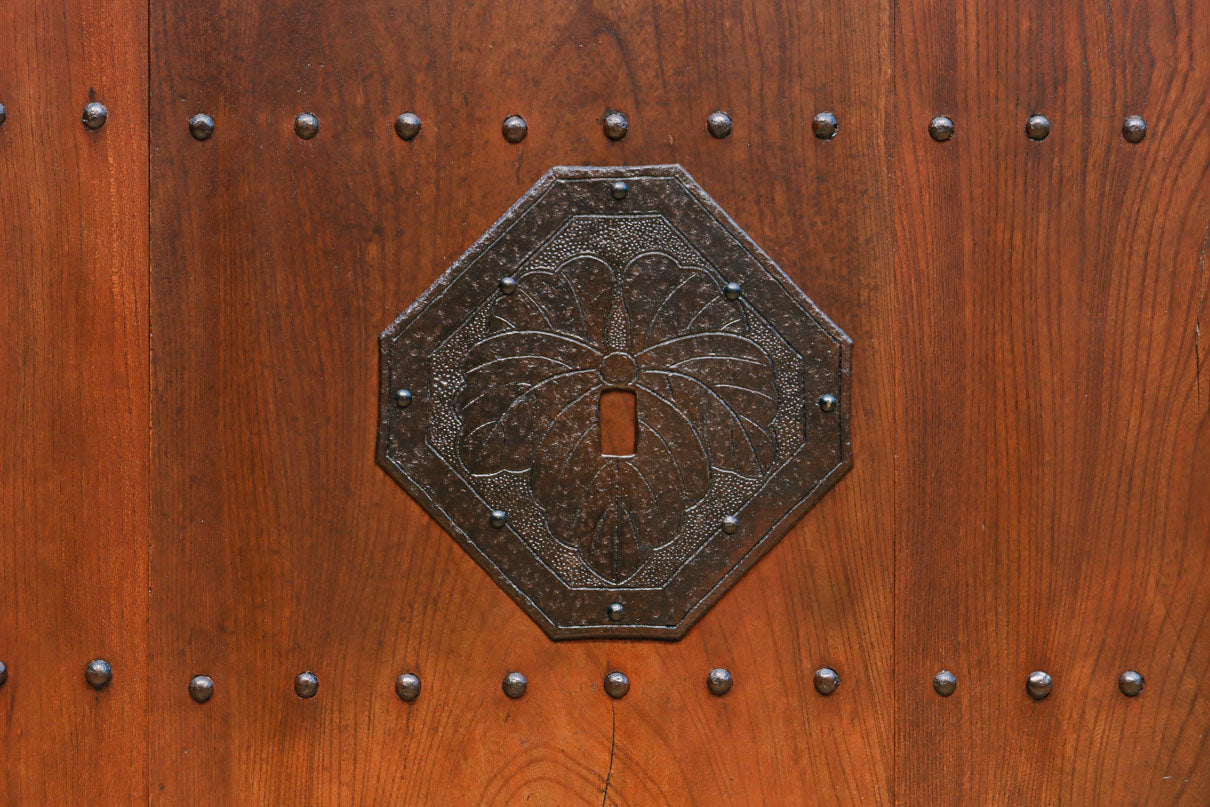 幅900ミリ　スリム幅!! 上品な漆の艶色に装飾金具が華を添える総欅格子蔵戸　G2548