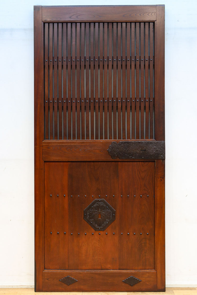 幅900ミリ　スリム幅!! 上品な漆の艶色に装飾金具が華を添える総欅格子蔵戸　G2548