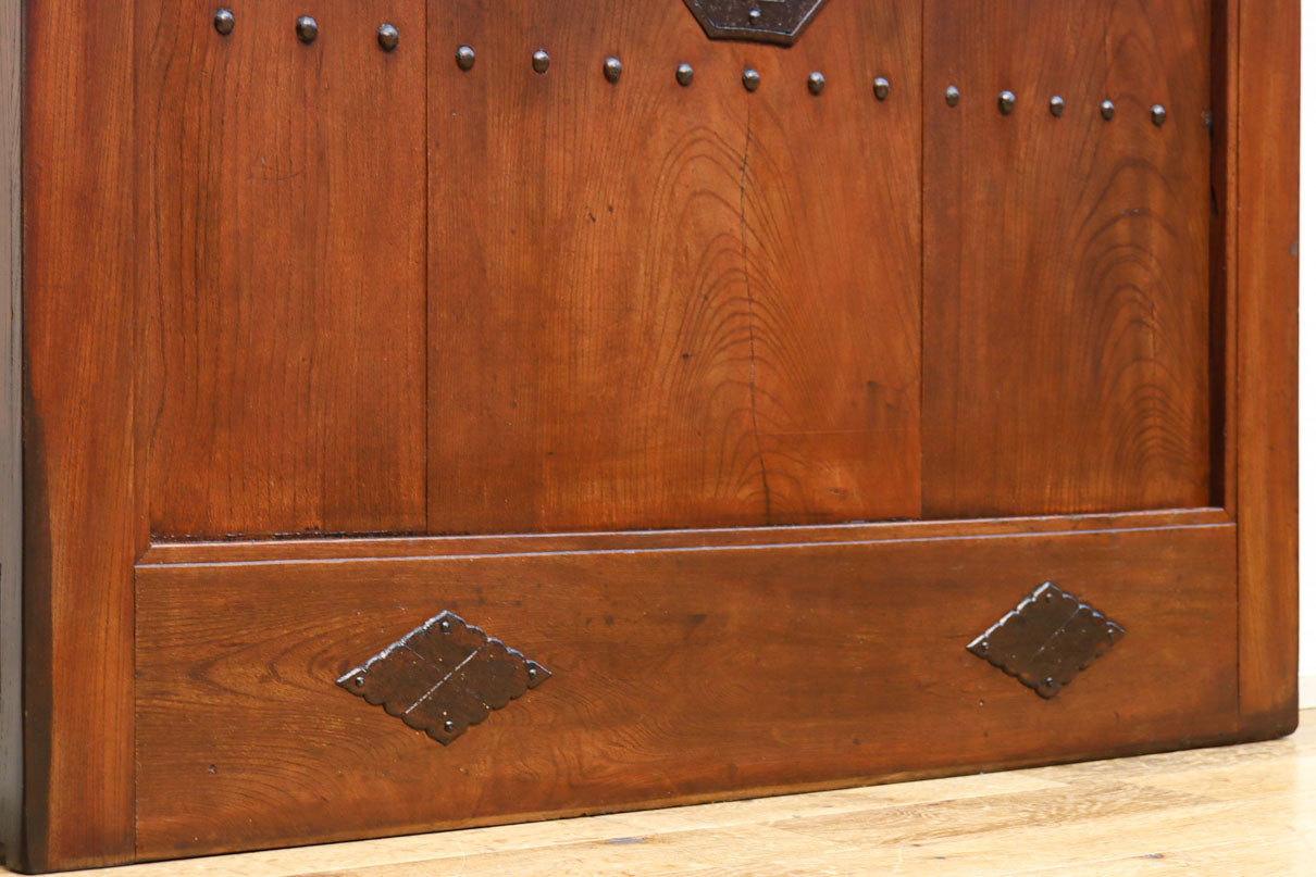 幅900ミリ　スリム幅!! 上品な漆の艶色に装飾金具が華を添える総欅格子蔵戸　G2548