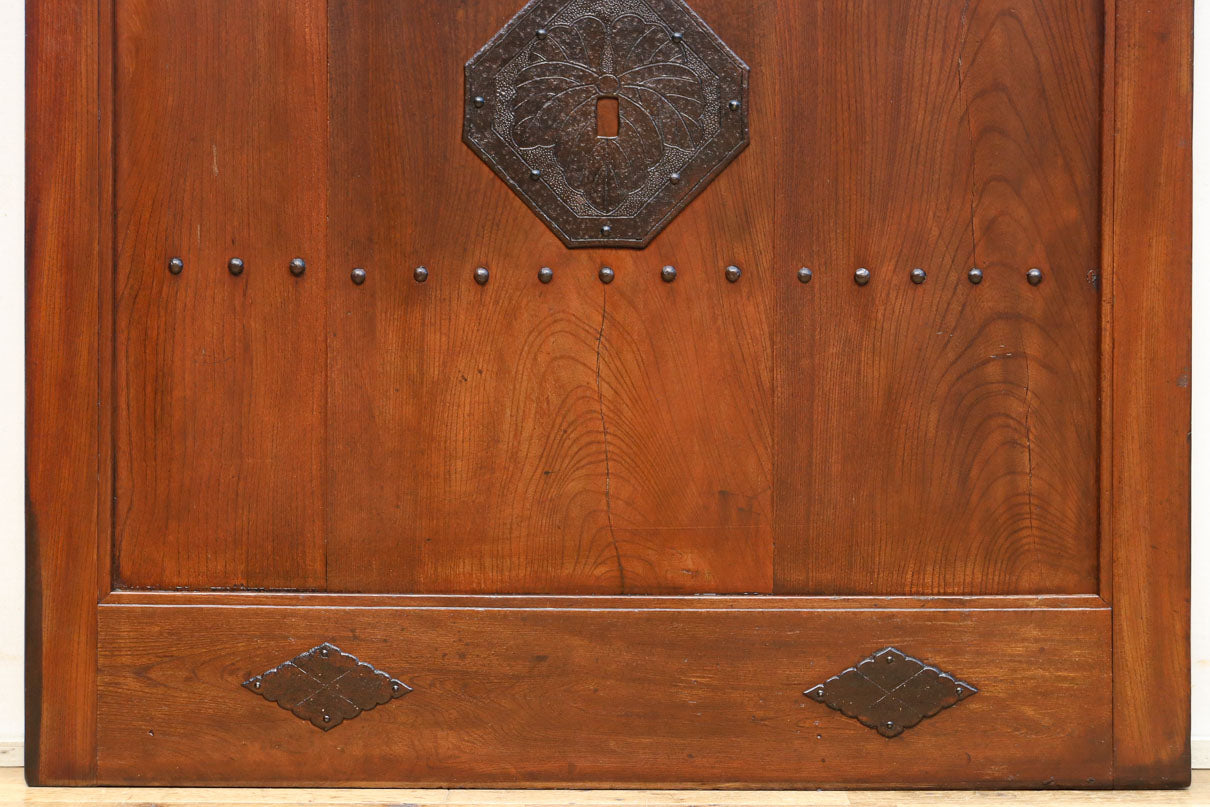 幅900ミリ　スリム幅!! 上品な漆の艶色に装飾金具が華を添える総欅格子蔵戸　G2548