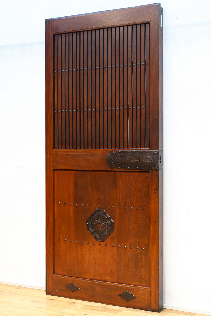 幅900ミリ　スリム幅!! 上品な漆の艶色に装飾金具が華を添える総欅格子蔵戸　G2548