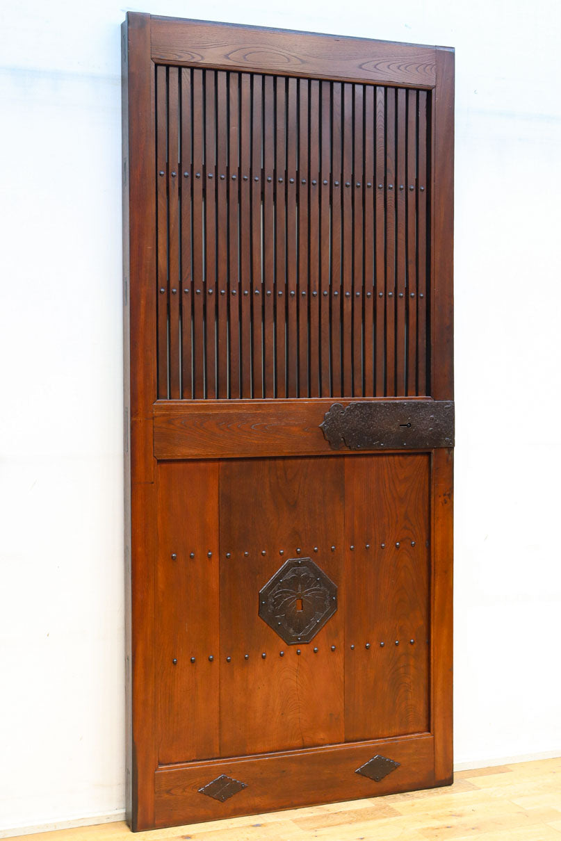 幅900ミリ　スリム幅!! 上品な漆の艶色に装飾金具が華を添える総欅格子蔵戸　G2548