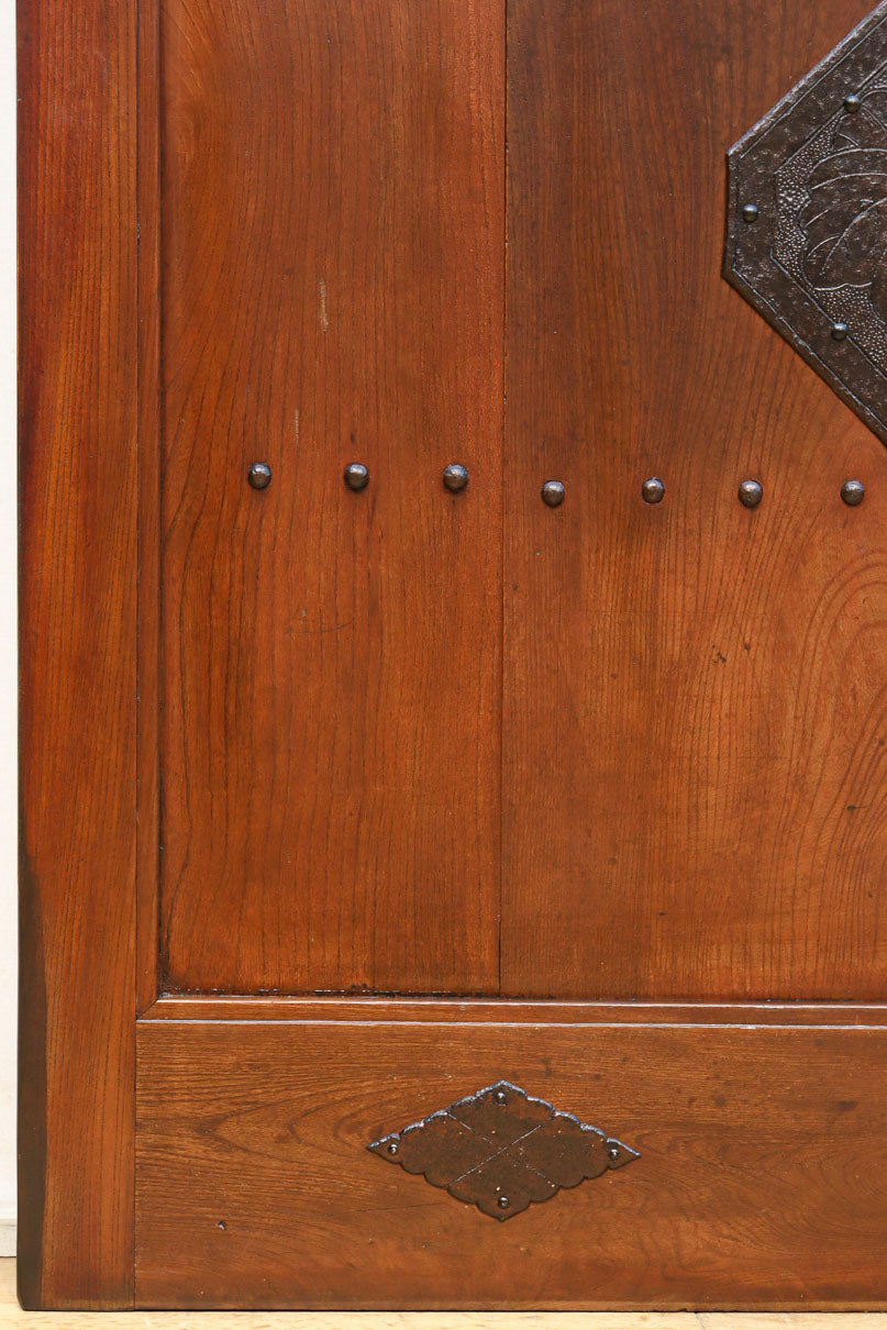 幅900ミリ　スリム幅!! 上品な漆の艶色に装飾金具が華を添える総欅格子蔵戸　G2548