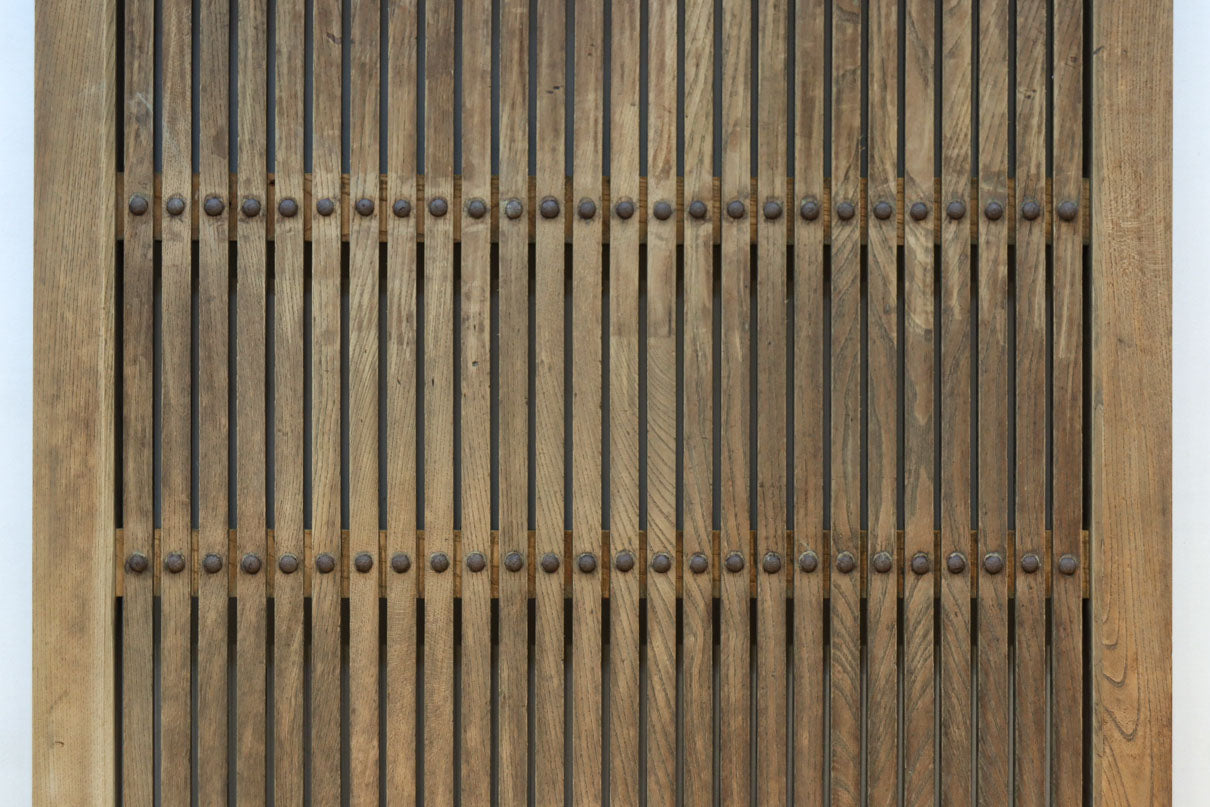 幅850ミリ　稀少幅!! 古色が加わった風合い豊かな木地色の総欅格子蔵戸　G2550