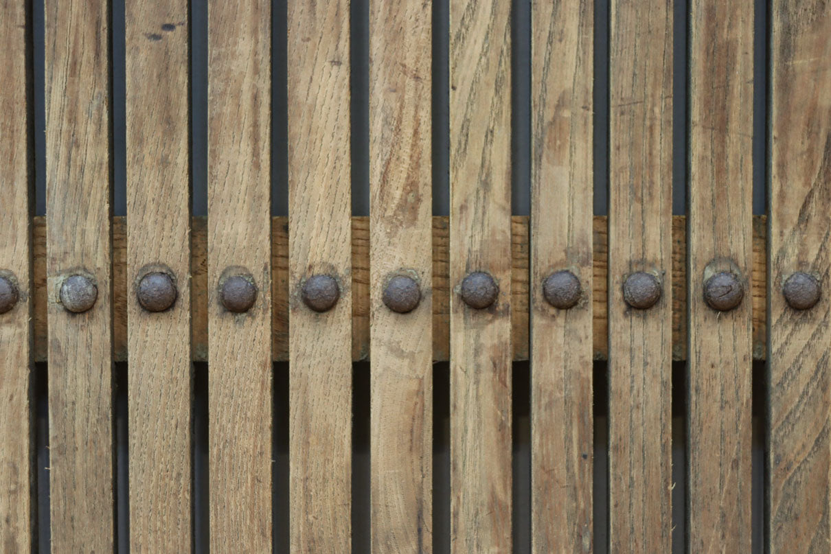 幅850ミリ　稀少幅!! 古色が加わった風合い豊かな木地色の総欅格子蔵戸　G2550