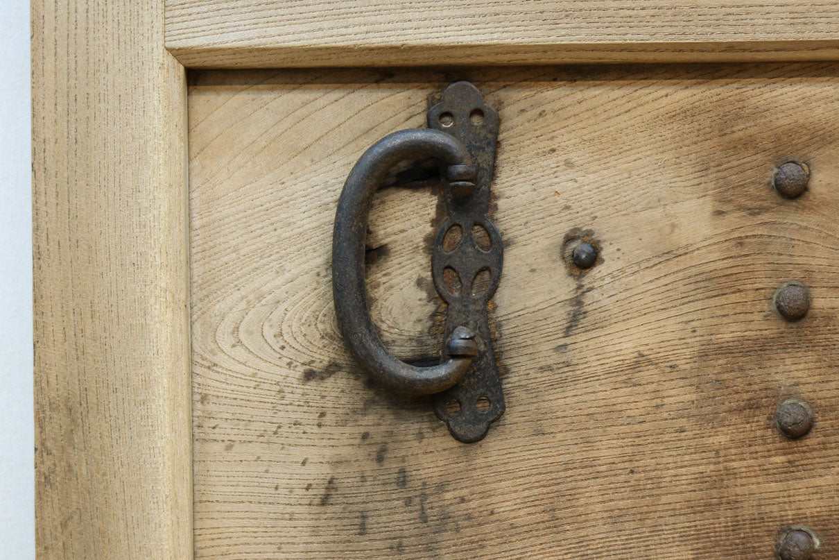 幅850ミリ　稀少幅!! 古色が加わった風合い豊かな木地色の総欅格子蔵戸　G2550