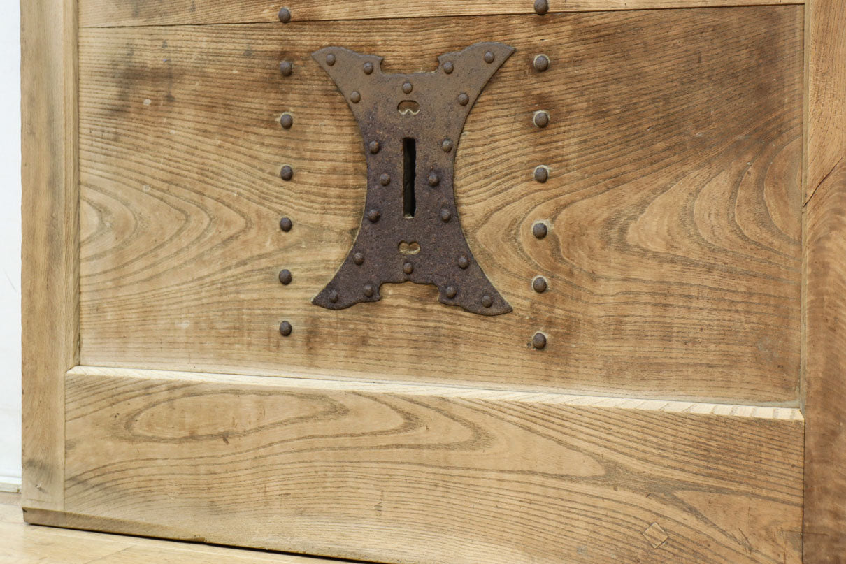 幅850ミリ　稀少幅!! 古色が加わった風合い豊かな木地色の総欅格子蔵戸　G2550