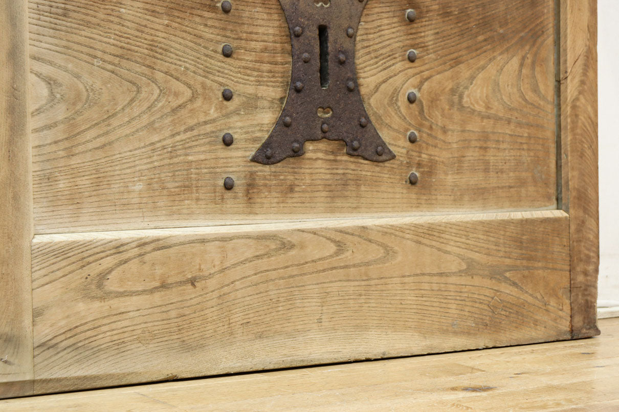 幅850ミリ　稀少幅!! 古色が加わった風合い豊かな木地色の総欅格子蔵戸　G2550