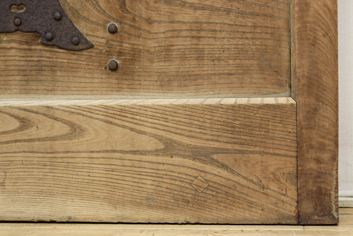 幅850ミリ　稀少幅!! 古色が加わった風合い豊かな木地色の総欅格子蔵戸　G2550