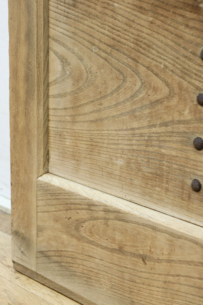 幅850ミリ　稀少幅!! 古色が加わった風合い豊かな木地色の総欅格子蔵戸　G2550