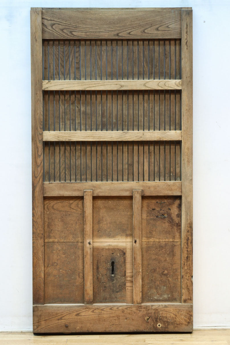 幅850ミリ　稀少幅!! 古色が加わった風合い豊かな木地色の総欅格子蔵戸　G2550