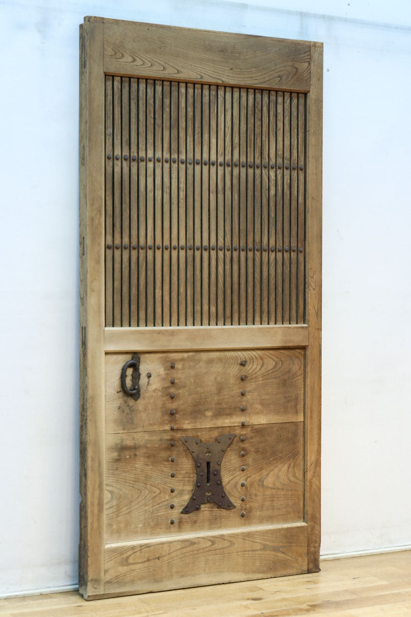 幅850ミリ　稀少幅!! 古色が加わった風合い豊かな木地色の総欅格子蔵戸　G2550