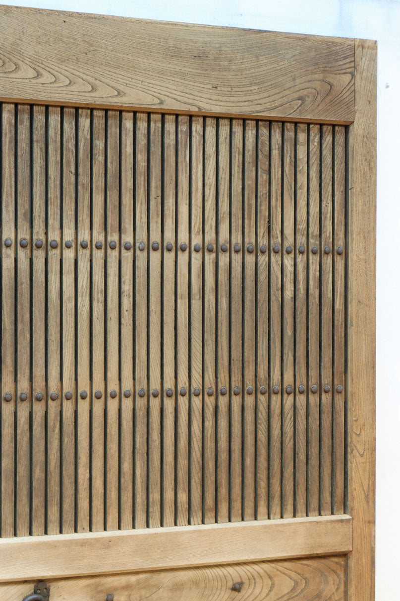 幅850ミリ　稀少幅!! 古色が加わった風合い豊かな木地色の総欅格子蔵戸　G2550