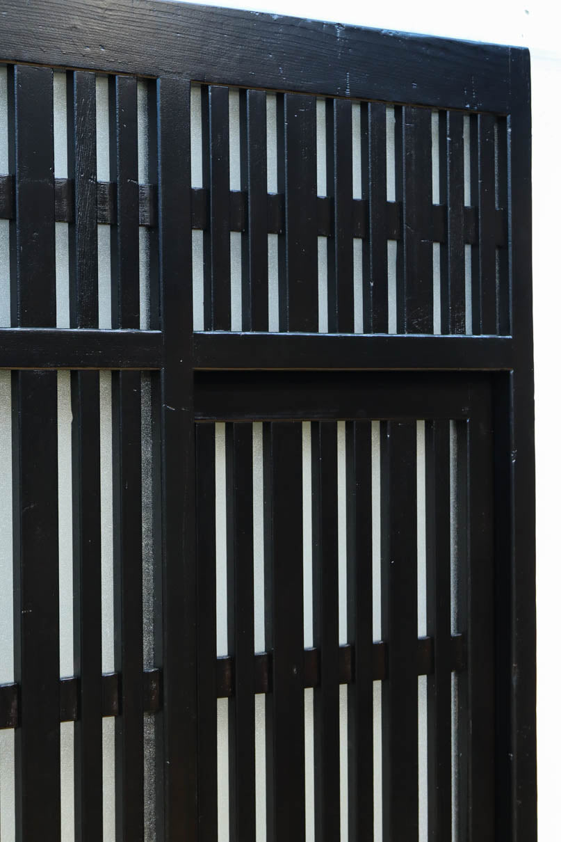 1058ミリ　堅牢な格子づくりで和の趣きある格子くぐり戸(裏面アクリル入り)　G2551