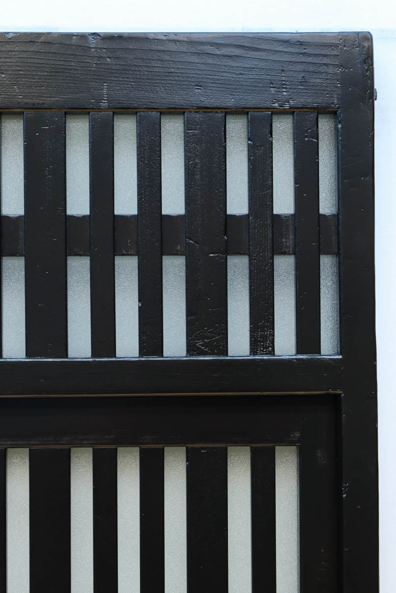 1058ミリ　堅牢な格子づくりで和の趣きある格子くぐり戸(裏面アクリル入り)　G2551