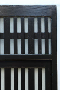 1058ミリ　堅牢な格子づくりで和の趣きある格子くぐり戸(裏面アクリル入り)　G2551