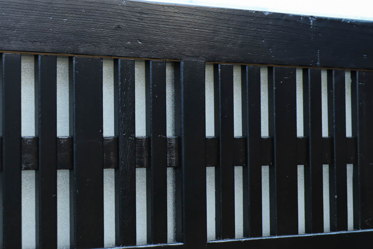 1058ミリ　堅牢な格子づくりで和の趣きある格子くぐり戸(裏面アクリル入り)　G2551