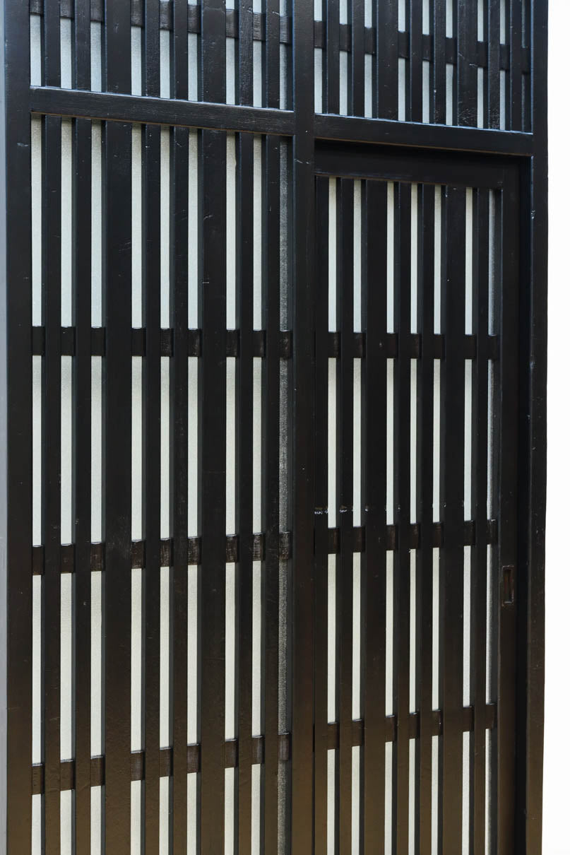 1058ミリ　堅牢な格子づくりで和の趣きある格子くぐり戸(裏面アクリル入り)　G2551