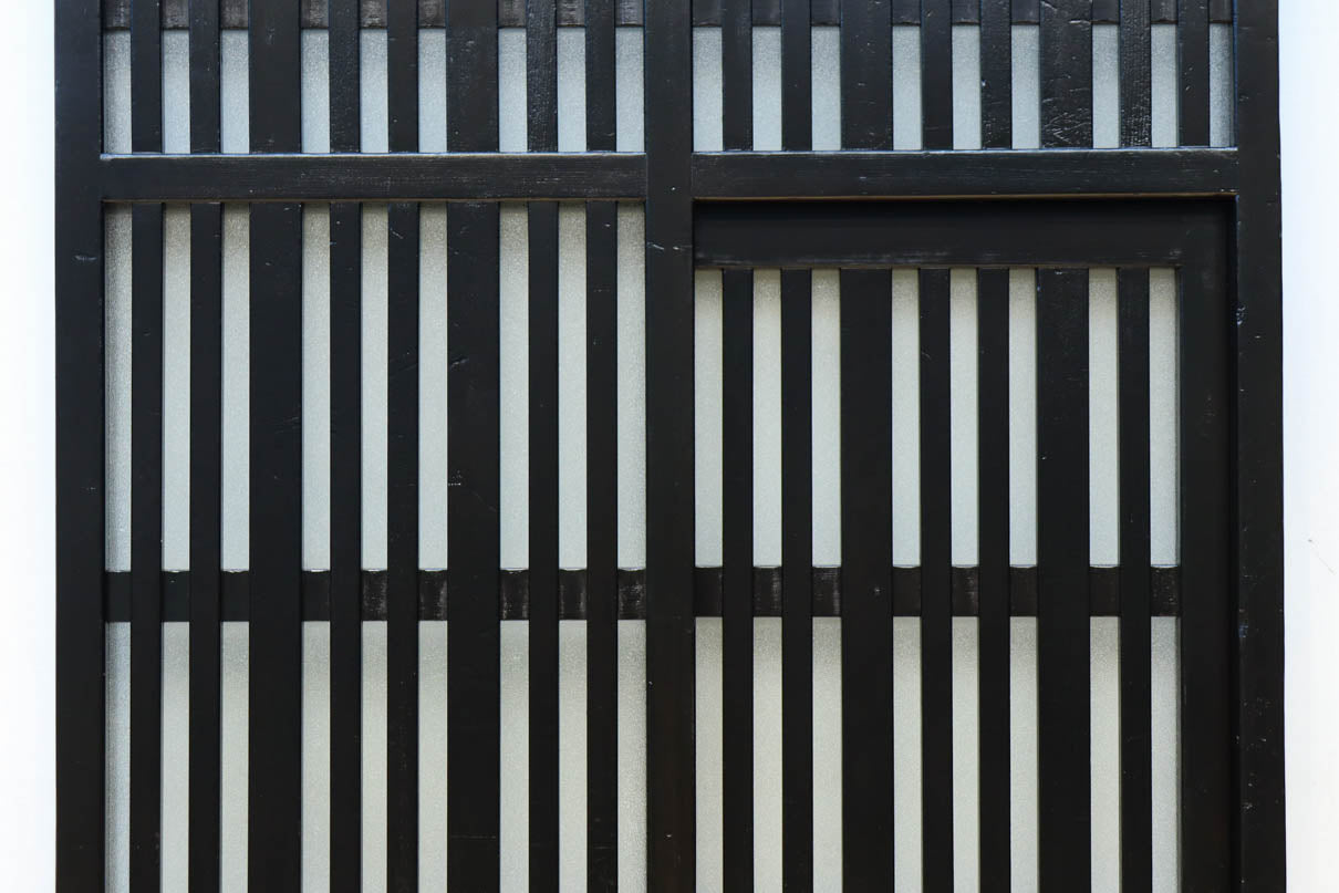 1058ミリ　堅牢な格子づくりで和の趣きある格子くぐり戸(裏面アクリル入り)　G2551