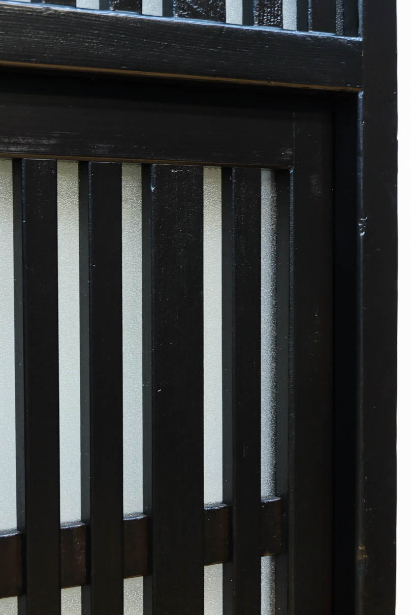 1058ミリ　堅牢な格子づくりで和の趣きある格子くぐり戸(裏面アクリル入り)　G2551