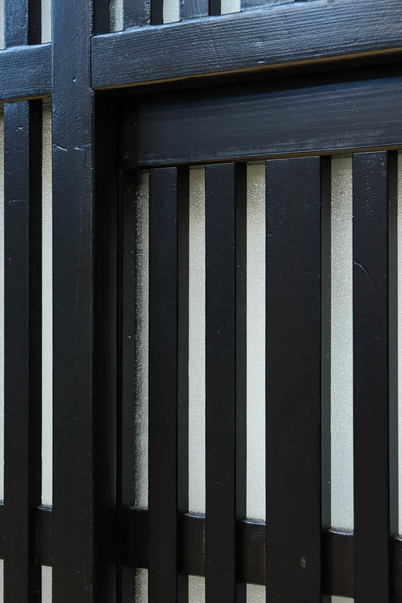 1058ミリ　堅牢な格子づくりで和の趣きある格子くぐり戸(裏面アクリル入り)　G2551