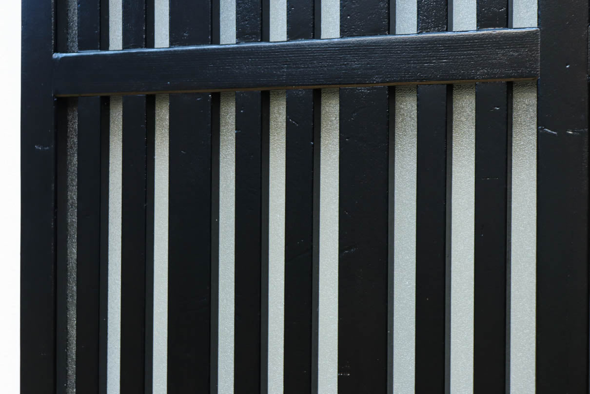 1058ミリ　堅牢な格子づくりで和の趣きある格子くぐり戸(裏面アクリル入り)　G2551