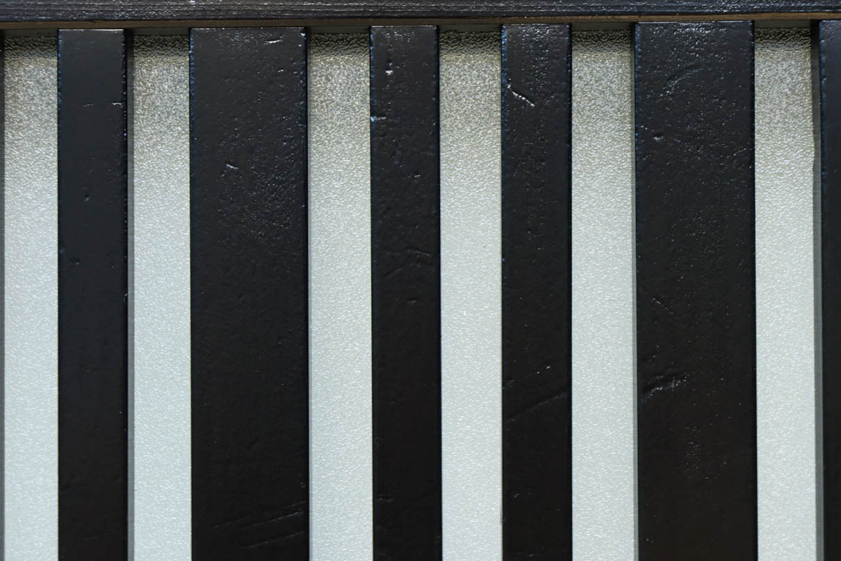 1058ミリ　堅牢な格子づくりで和の趣きある格子くぐり戸(裏面アクリル入り)　G2551