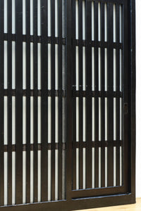 1058ミリ　堅牢な格子づくりで和の趣きある格子くぐり戸(裏面アクリル入り)　G2551