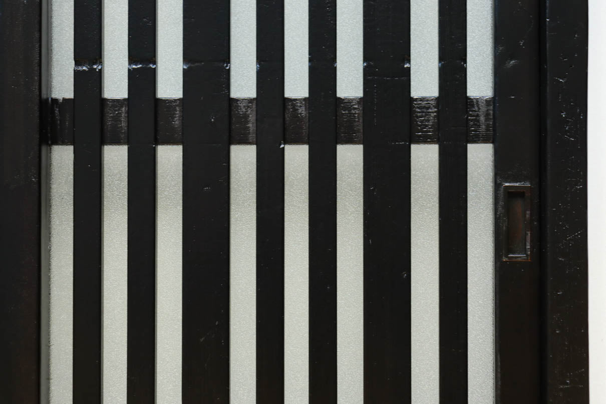 1058ミリ　堅牢な格子づくりで和の趣きある格子くぐり戸(裏面アクリル入り)　G2551