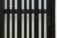 1058ミリ　堅牢な格子づくりで和の趣きある格子くぐり戸(裏面アクリル入り)　G2551