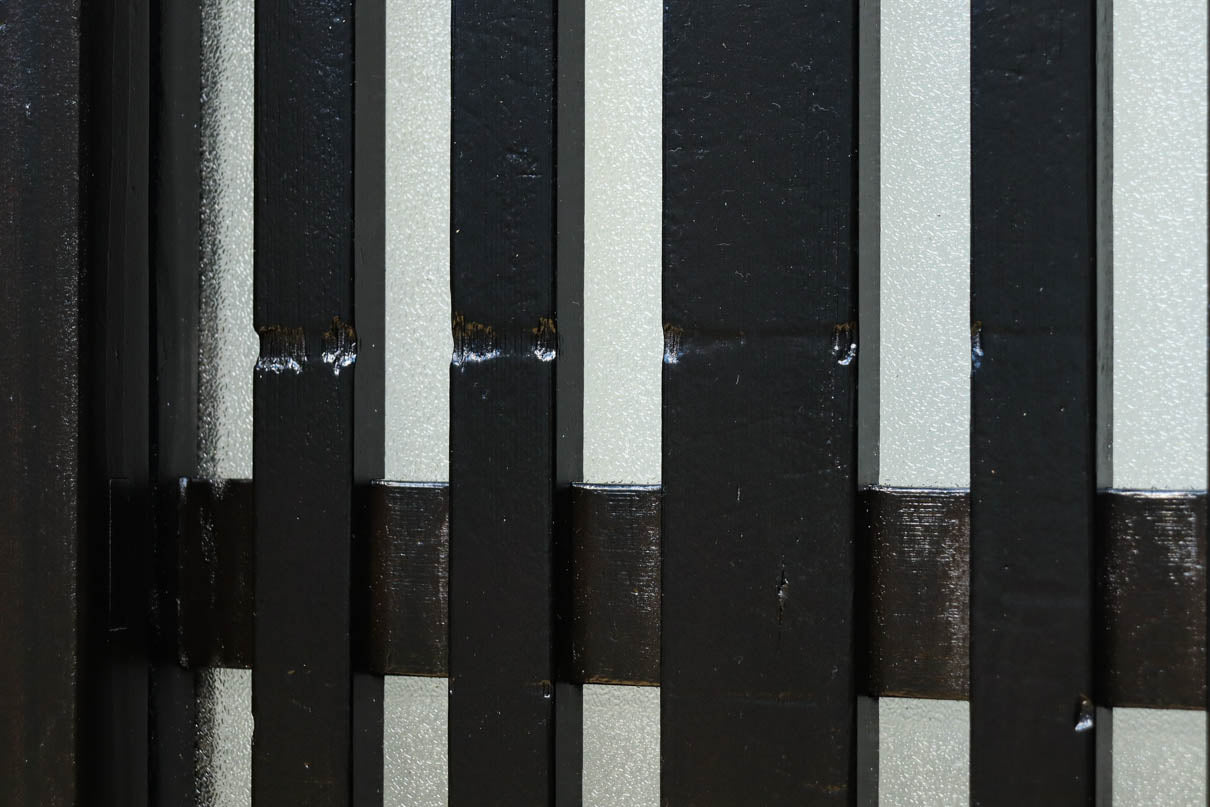 1058ミリ　堅牢な格子づくりで和の趣きある格子くぐり戸(裏面アクリル入り)　G2551