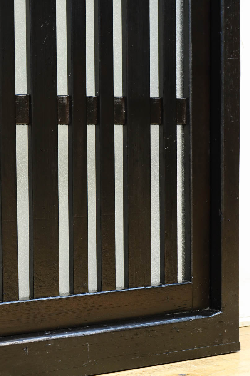 1058ミリ　堅牢な格子づくりで和の趣きある格子くぐり戸(裏面アクリル入り)　G2551