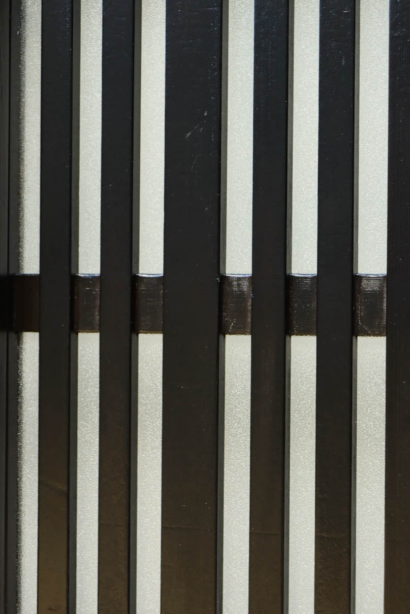 1058ミリ　堅牢な格子づくりで和の趣きある格子くぐり戸(裏面アクリル入り)　G2551