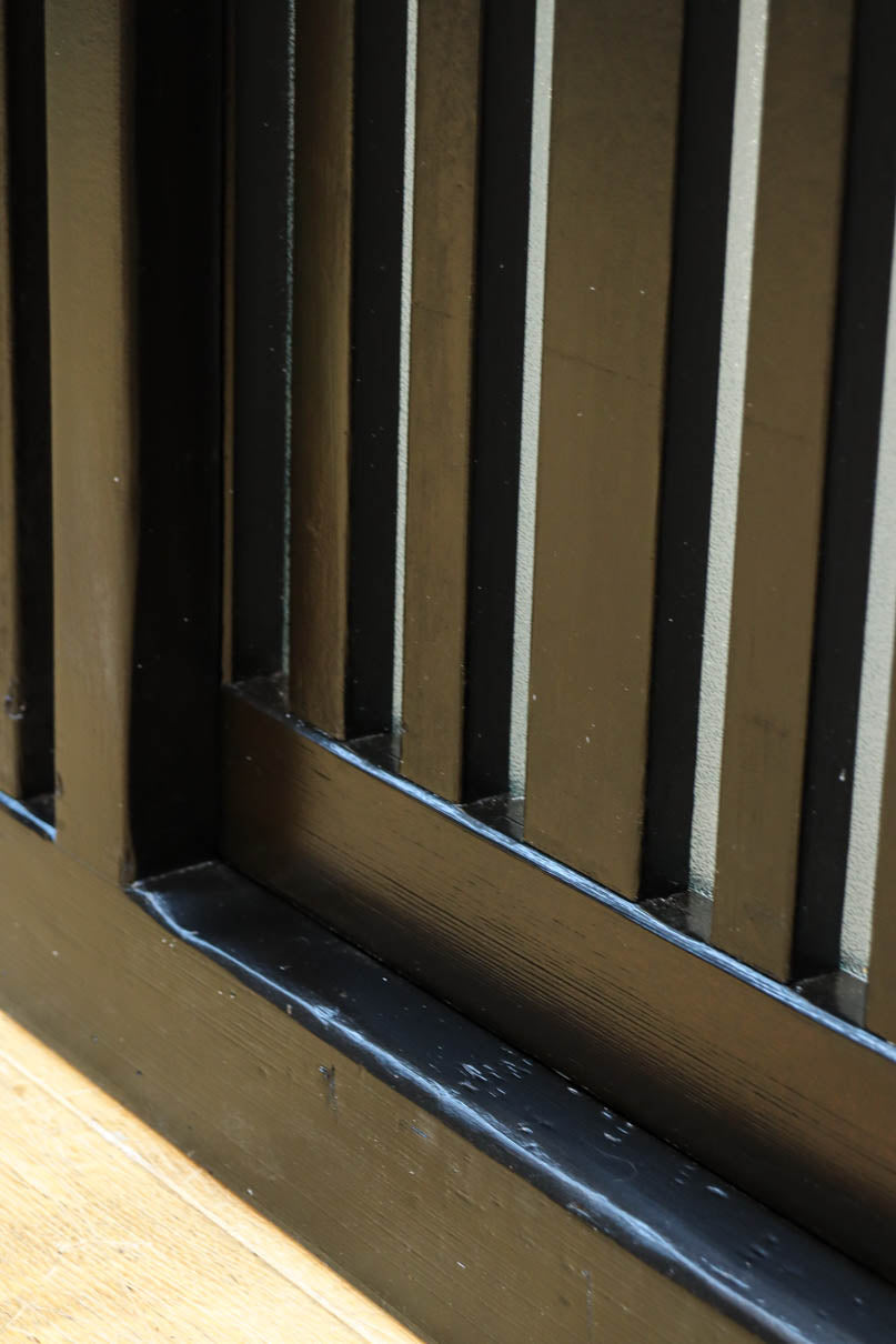 1058ミリ　堅牢な格子づくりで和の趣きある格子くぐり戸(裏面アクリル入り)　G2551