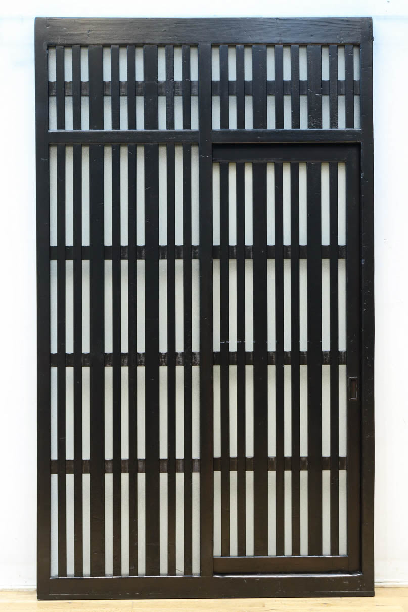 1058ミリ　堅牢な格子づくりで和の趣きある格子くぐり戸(裏面アクリル入り)　G2551