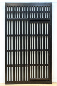 1058ミリ　堅牢な格子づくりで和の趣きある格子くぐり戸(裏面アクリル入り)　G2551