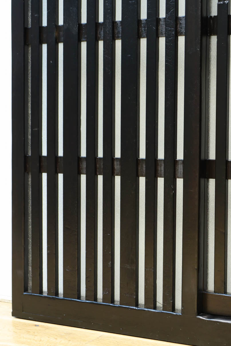 1058ミリ　堅牢な格子づくりで和の趣きある格子くぐり戸(裏面アクリル入り)　G2551