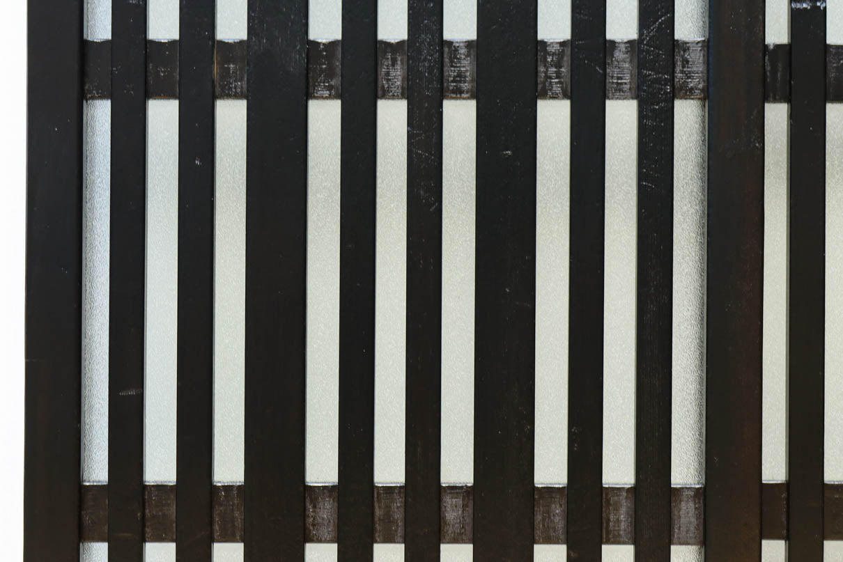 1058ミリ　堅牢な格子づくりで和の趣きある格子くぐり戸(裏面アクリル入り)　G2551