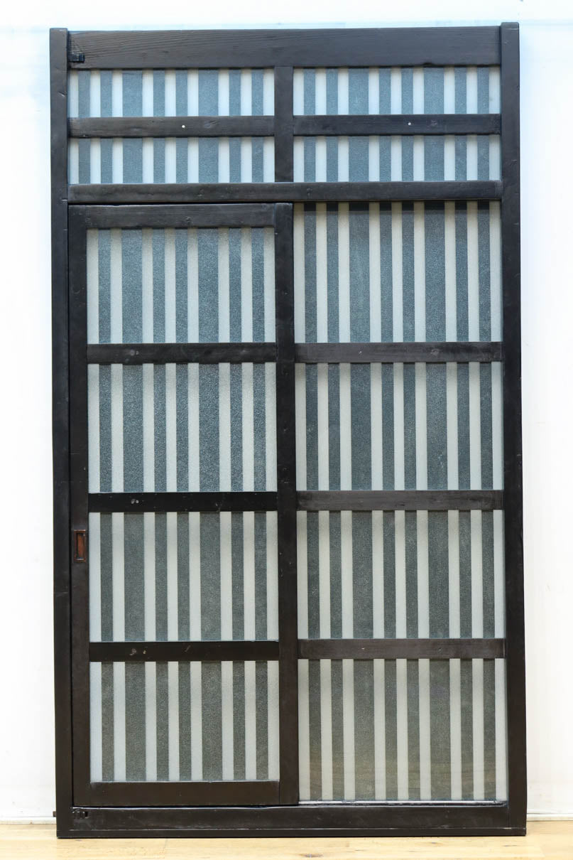 1058ミリ　堅牢な格子づくりで和の趣きある格子くぐり戸(裏面アクリル入り)　G2551