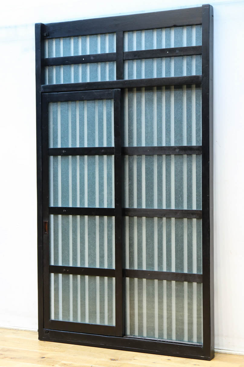 1058ミリ　堅牢な格子づくりで和の趣きある格子くぐり戸(裏面アクリル入り)　G2551