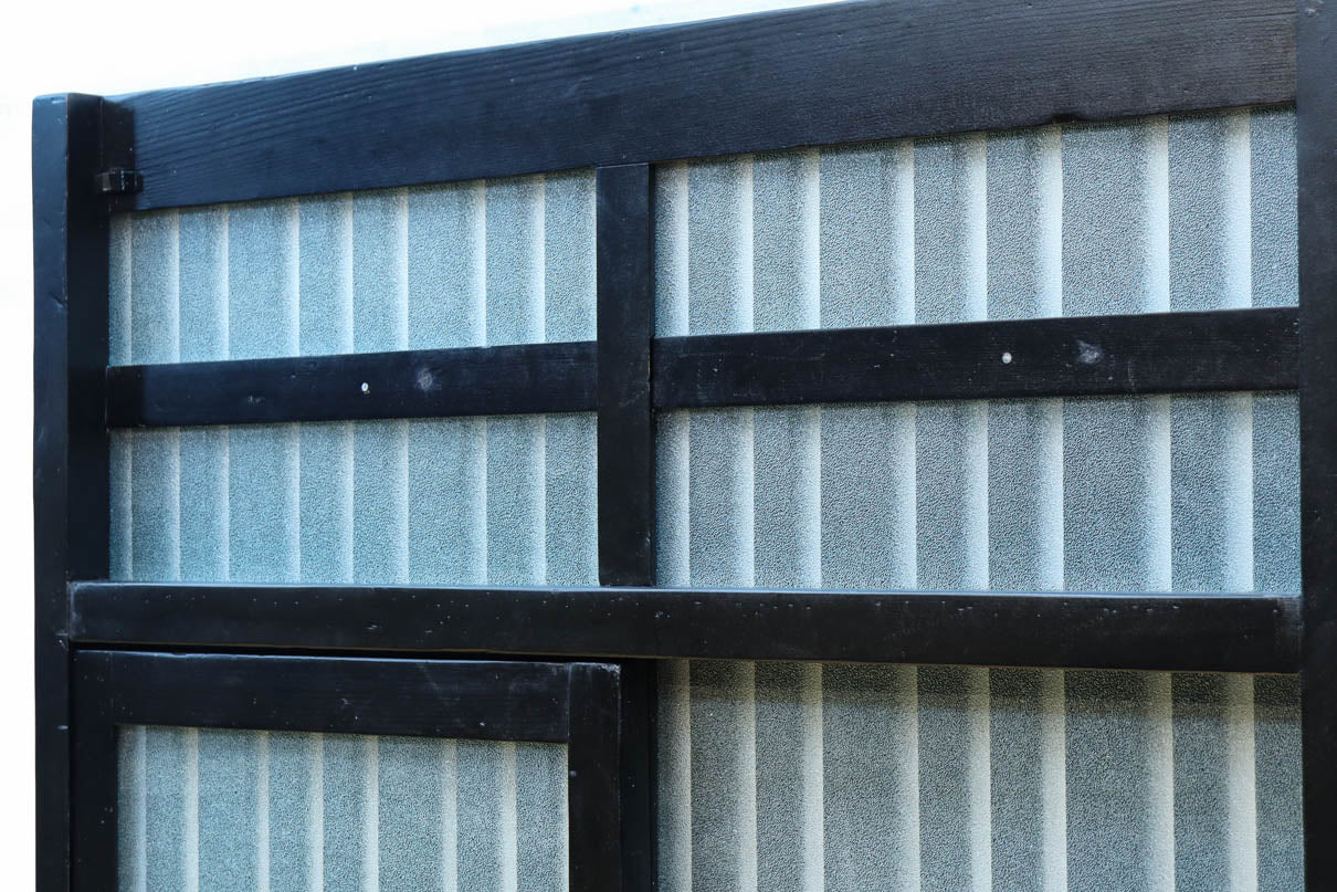 1058ミリ　堅牢な格子づくりで和の趣きある格子くぐり戸(裏面アクリル入り)　G2551