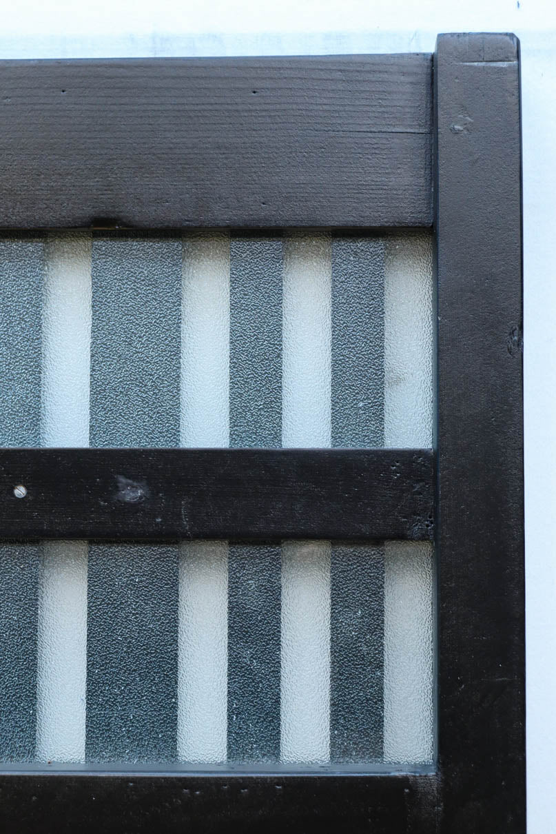 1058ミリ　堅牢な格子づくりで和の趣きある格子くぐり戸(裏面アクリル入り)　G2551