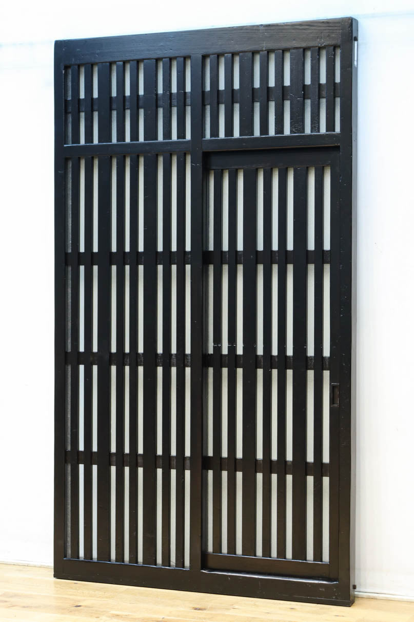 1058ミリ　堅牢な格子づくりで和の趣きある格子くぐり戸(裏面アクリル入り)　G2551