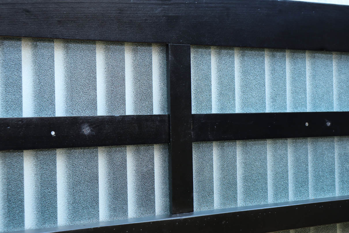 1058ミリ　堅牢な格子づくりで和の趣きある格子くぐり戸(裏面アクリル入り)　G2551