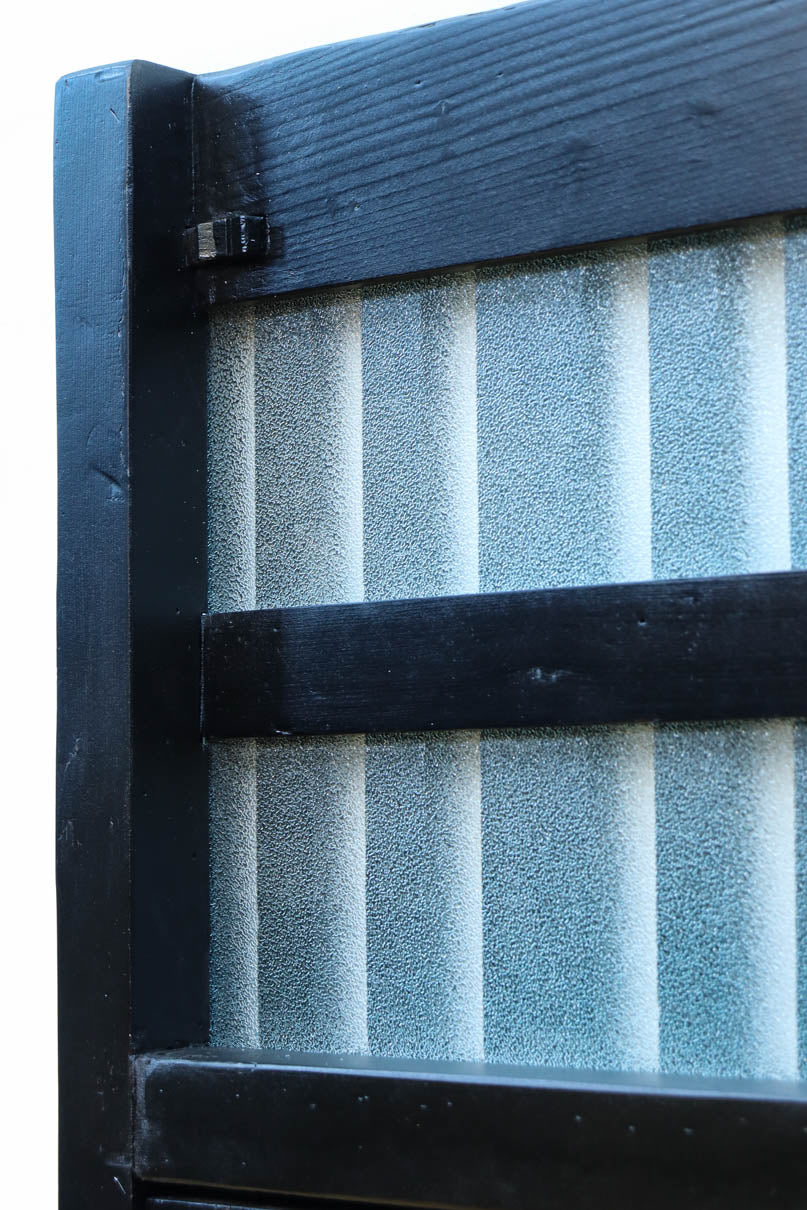 1058ミリ　堅牢な格子づくりで和の趣きある格子くぐり戸(裏面アクリル入り)　G2551