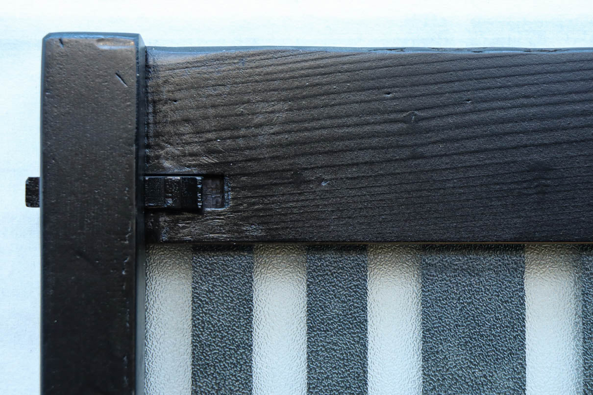 1058ミリ　堅牢な格子づくりで和の趣きある格子くぐり戸(裏面アクリル入り)　G2551