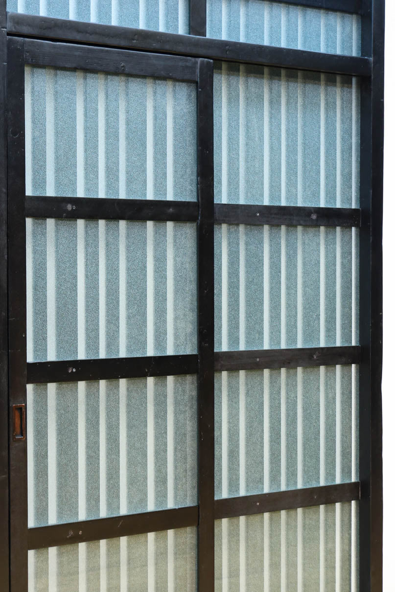 1058ミリ　堅牢な格子づくりで和の趣きある格子くぐり戸(裏面アクリル入り)　G2551