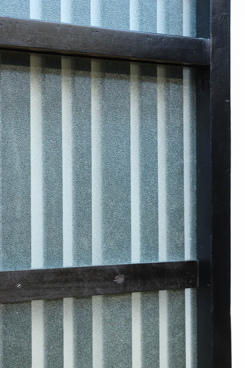 1058ミリ　堅牢な格子づくりで和の趣きある格子くぐり戸(裏面アクリル入り)　G2551