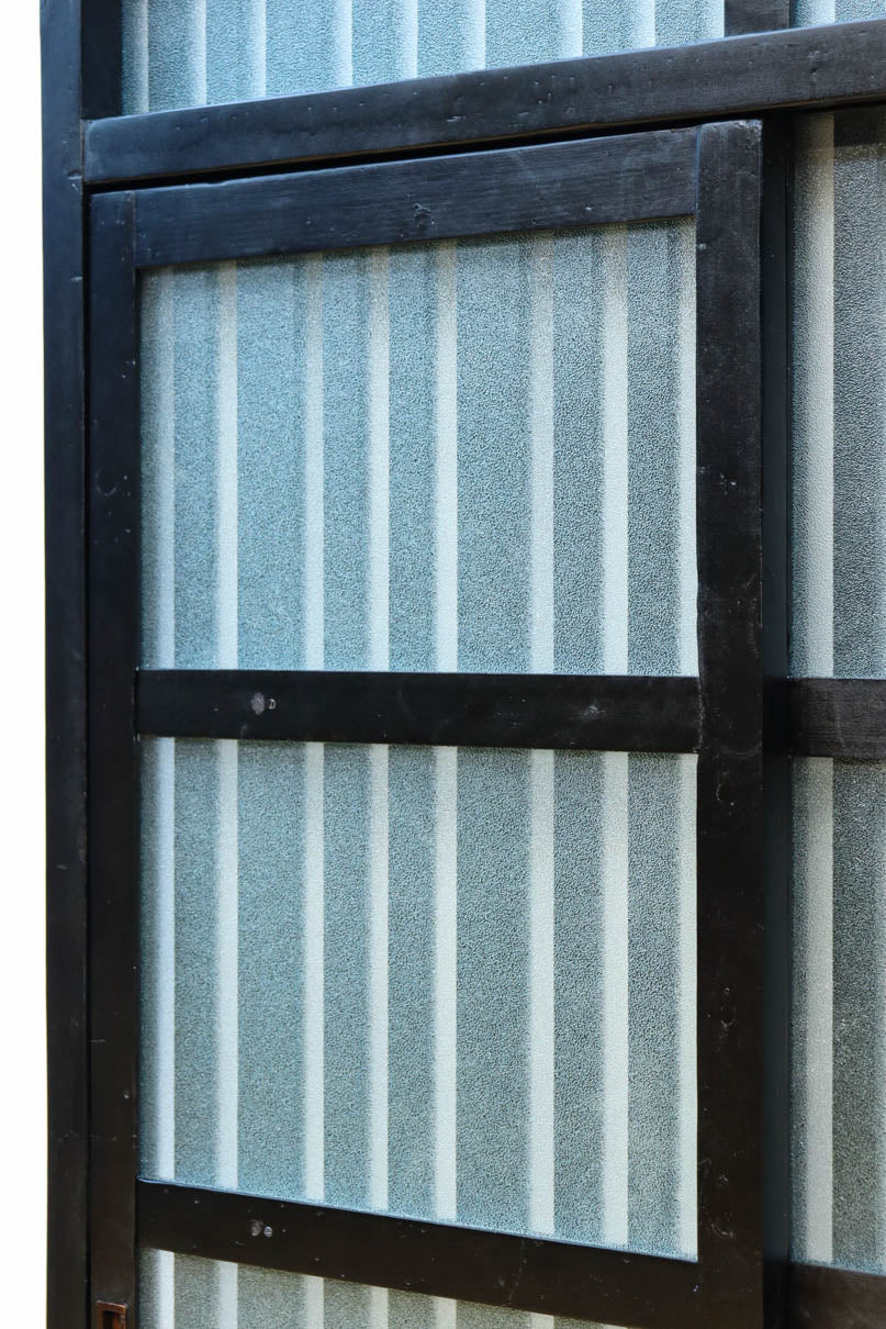 1058ミリ　堅牢な格子づくりで和の趣きある格子くぐり戸(裏面アクリル入り)　G2551