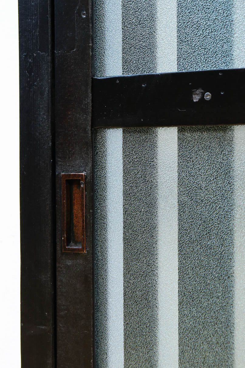 1058ミリ　堅牢な格子づくりで和の趣きある格子くぐり戸(裏面アクリル入り)　G2551